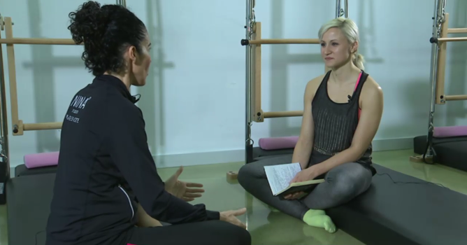 Nina dando clase de pilates